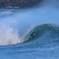 P3JU0084-20261025-1011-Video-Surf-Mundaka-olasdebizkaia_1 Fotos Surf y Bodyboard en Mundaka, Bizkaia, Euskadi. Olas de un metro y medio a dos metros y medio de altura con viento sur y marea subiendo. Olas muy potentes...