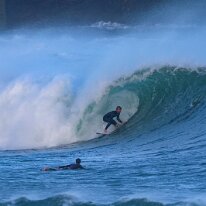 P3JU0098-20261025-1011-Video-Surf-Mundaka-olasdebizkaia_1 Fotos Surf y Bodyboard en Mundaka, Bizkaia, Euskadi. Olas de un metro y medio a dos metros y medio de altura con viento sur y marea subiendo. Olas muy potentes...
