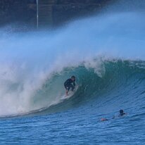 P3JU0103-20261025-1011-Video-Surf-Mundaka-olasdebizkaia_1 Fotos Surf y Bodyboard en Mundaka, Bizkaia, Euskadi. Olas de un metro y medio a dos metros y medio de altura con viento sur y marea subiendo. Olas muy potentes...
