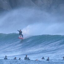 P3JU0206-20261025-1014-Video-Surf-Mundaka-olasdebizkaia_1 Fotos Surf y Bodyboard en Mundaka, Bizkaia, Euskadi. Olas de un metro y medio a dos metros y medio de altura con viento sur y marea subiendo. Olas muy potentes...