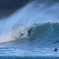P3JU0219-20261025-1015-Video-Surf-Mundaka-olasdebizkaia_1 Fotos Surf y Bodyboard en Mundaka, Bizkaia, Euskadi. Olas de un metro y medio a dos metros y medio de altura con viento sur y marea subiendo. Olas muy potentes...