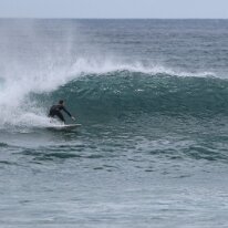 P3JU0002-260509-fotos-surf-sopela-basque-country Surfista surfeando una ola en la playa del Peñón, Atxabiribil en Sopelana, Sopela, Bizkaia.
