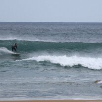 P3JU0010-260509-fotos-surf-sopela-basque-country Surfista surfeando una ola en la playa del Peñón, Atxabiribil en Sopelana, Sopela, Bizkaia.