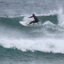 P3JU0044-260509-fotos-surf-sopela-basque-country Surfista surfeando una ola en la playa del Peñón, Atxabiribil en Sopelana, Sopela, Bizkaia.