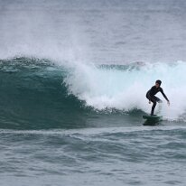 P3JU0105-260509-fotos-surf-sopela-basque-country Surfista surfeando una ola en la playa del Peñón, Atxabiribil en Sopelana, Sopela, Bizkaia.