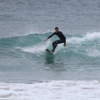 P3JU0158-260509-fotos-surf-sopela-basque-country Surfista surfeando una ola en la playa del Peñón, Atxabiribil en Sopelana, Sopela, Bizkaia.
