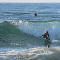 P3JU4332-260519-fotos-surf-salvaje-bizkaia-Barinatxe Surfista surfeando una ola en la playa de Salvaje, Barinatxe en Sopelana, Sopela, Bizkaia.