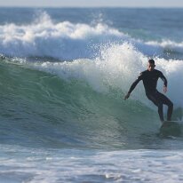 P3JU4341-260519-fotos-surf-salvaje-bizkaia-Barinatxe Surfista surfeando una ola en la playa de Salvaje, Barinatxe en Sopelana, Sopela, Bizkaia.