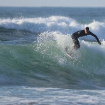 P3JU4345-260519-fotos-surf-salvaje-bizkaia-Barinatxe Surfista surfeando una ola en la playa de Salvaje, Barinatxe en Sopelana, Sopela, Bizkaia.