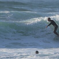 P3JU4365-260519-fotos-surf-salvaje-bizkaia-Barinatxe Surfista surfeando una ola en la playa de Salvaje, Barinatxe en Sopelana, Sopela, Bizkaia.