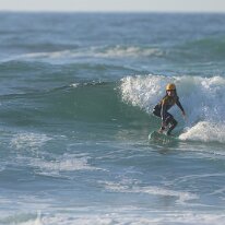 P3JU4372-260519-fotos-surf-salvaje-bizkaia-Barinatxe Surfista surfeando una ola en la playa de Salvaje, Barinatxe en Sopelana, Sopela, Bizkaia.
