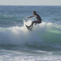 P3JU4376-260519-fotos-surf-salvaje-bizkaia-Barinatxe Surfista surfeando una ola en la playa de Salvaje, Barinatxe en Sopelana, Sopela, Bizkaia.