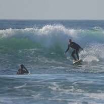 P3JU4384-260519-fotos-surf-salvaje-bizkaia-Barinatxe Surfista surfeando una ola en la playa de Salvaje, Barinatxe en Sopelana, Sopela, Bizkaia.