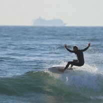 P3JU4402-260519-fotos-surf-salvaje-bizkaia-Barinatxe Surfista surfeando una ola en la playa de Salvaje, Barinatxe en Sopelana, Sopela, Bizkaia.