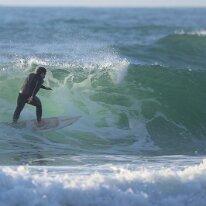 P3JU4409-260519-fotos-surf-salvaje-bizkaia-Barinatxe Surfista surfeando una ola en la playa de Salvaje, Barinatxe en Sopelana, Sopela, Bizkaia.