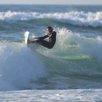 P3JU4416-260519-fotos-surf-salvaje-bizkaia-Barinatxe Surfista surfeando una ola en la playa de Salvaje, Barinatxe en Sopelana, Sopela, Bizkaia.