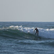 P3JU4427-260519-fotos-surf-salvaje-bizkaia-Barinatxe Surfista surfeando una ola en la playa de Salvaje, Barinatxe en Sopelana, Sopela, Bizkaia.