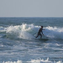 P3JU4439-260519-fotos-surf-salvaje-bizkaia-Barinatxe Surfista surfeando una ola en la playa de Salvaje, Barinatxe en Sopelana, Sopela, Bizkaia.