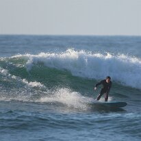 P3JU4446-260519-fotos-surf-salvaje-bizkaia-Barinatxe Surfista surfeando una ola en la playa de Salvaje, Barinatxe en Sopelana, Sopela, Bizkaia.