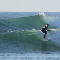 P3JU4451-260519-fotos-surf-salvaje-bizkaia-Barinatxe Surfista surfeando una ola en la playa de Salvaje, Barinatxe en Sopelana, Sopela, Bizkaia.