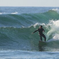 P3JU4455-260519-fotos-surf-salvaje-bizkaia-Barinatxe Surfista surfeando una ola en la playa de Salvaje, Barinatxe en Sopelana, Sopela, Bizkaia.