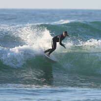 P3JU4462-260519-fotos-surf-salvaje-bizkaia-Barinatxe Surfista surfeando una ola en la playa de Salvaje, Barinatxe en Sopelana, Sopela, Bizkaia.