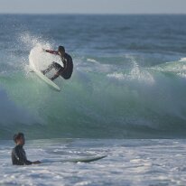 P3JU4496-260519-fotos-surf-salvaje-bizkaia-Barinatxe Surfista surfeando una ola en la playa de Salvaje, Barinatxe en Sopelana, Sopela, Bizkaia.