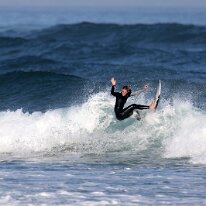 P3JU5423-260521-fotos-surf-sopelana-bizkaia-Arrietara-Basque-Country Surfista surfeando una ola en la playa de Salvaje, Barinatxe en Sopelana, Sopela, Bizkaia. Basque Country