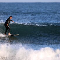 P3JU0955-02SEP26-0840-Surf-Sopela-Bizkaia Fotos Surf y Bodyboard en La Playa de Sopelana, Sopela , Atxabiribil. Olas de medio metro de altura con viento sur matinal