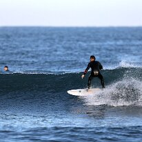 P3JU1029-02SEP26-0848-Surf-Sopela-Bizkaia Fotos Surf y Bodyboard en La Playa de Sopelana, Sopela , Atxabiribil. Olas de medio metro de altura con viento sur matinal