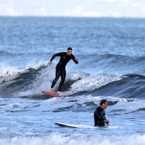 P3JU1044-02SEP26-0848-Surf-Sopela-Bizkaia Fotos Surf y Bodyboard en La Playa de Sopelana, Sopela , Atxabiribil. Olas de medio metro de altura con viento sur matinal