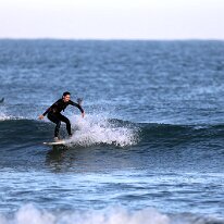 P3JU1051-02SEP26-0849-Surf-Sopela-Bizkaia Fotos Surf y Bodyboard en La Playa de Sopelana, Sopela , Atxabiribil. Olas de medio metro de altura con viento sur matinal