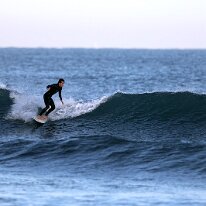 P3JU1067-02SEP26-0850-Surf-Sopela-Bizkaia Fotos Surf y Bodyboard en La Playa de Sopelana, Sopela , Atxabiribil. Olas de medio metro de altura con viento sur matinal