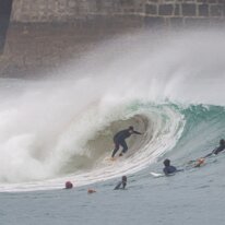P3JU0072-20261022-0931-Fotos-Surf-Mundaka-olasdebizkaia Fotos Surf y Bodyboard en Mundaka, Bizkaia, Euskadi. Olas de uno a dos metros de altura con viento sur y marea subiendo, ofreciendo muchos tubos tamaños de...