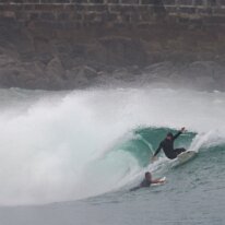 P3JU0125-20261022-0931-Fotos-Surf-Mundaka-olasdebizkaia Fotos Surf y Bodyboard en Mundaka, Bizkaia, Euskadi. Olas de uno a dos metros de altura con viento sur y marea subiendo, ofreciendo muchos tubos tamaños de...