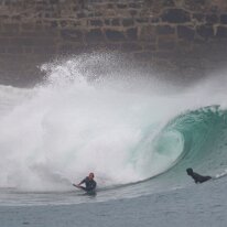P3JU0156-20261022-0932-Fotos-Surf-Mundaka-olasdebizkaia Fotos Surf y Bodyboard en Mundaka, Bizkaia, Euskadi. Olas de uno a dos metros de altura con viento sur y marea subiendo, ofreciendo muchos tubos tamaños de...