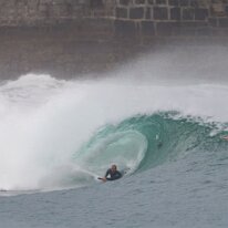 P3JU0175-20261022-0932-Fotos-Surf-Mundaka-olasdebizkaia Fotos Surf y Bodyboard en Mundaka, Bizkaia, Euskadi. Olas de uno a dos metros de altura con viento sur y marea subiendo, ofreciendo muchos tubos tamaños de...