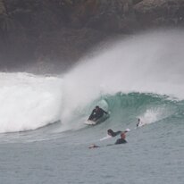 P3JU0233-20261022-0934-Fotos-Surf-Mundaka-olasdebizkaia Fotos Surf y Bodyboard en Mundaka, Bizkaia, Euskadi. Olas de uno a dos metros de altura con viento sur y marea subiendo, ofreciendo muchos tubos tamaños de...