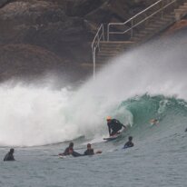 P3JU0309-20261022-0935-Fotos-Surf-Mundaka-olasdebizkaia Fotos Surf y Bodyboard en Mundaka, Bizkaia, Euskadi. Olas de uno a dos metros de altura con viento sur y marea subiendo, ofreciendo muchos tubos tamaños de...