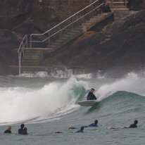 P3JU0324-20261022-0936-Fotos-Surf-Mundaka-olasdebizkaia Fotos Surf y Bodyboard en Mundaka, Bizkaia, Euskadi. Olas de uno a dos metros de altura con viento sur y marea subiendo, ofreciendo muchos tubos tamaños de...