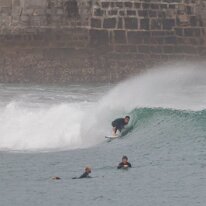 P3JU0329-20261022-0936-Fotos-Surf-Mundaka-olasdebizkaia Fotos Surf y Bodyboard en Mundaka, Bizkaia, Euskadi. Olas de uno a dos metros de altura con viento sur y marea subiendo, ofreciendo muchos tubos tamaños de...