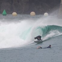 P3JU0394-20261022-0937-Fotos-Surf-Mundaka-olasdebizkaia Fotos Surf y Bodyboard en Mundaka, Bizkaia, Euskadi. Olas de uno a dos metros de altura con viento sur y marea subiendo, ofreciendo muchos tubos tamaños de...