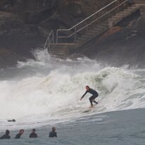 P3JU0403-20261022-0937-Fotos-Surf-Mundaka-olasdebizkaia Fotos Surf y Bodyboard en Mundaka, Bizkaia, Euskadi. Olas de uno a dos metros de altura con viento sur y marea subiendo, ofreciendo muchos tubos tamaños de...