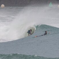 P3JU0417-20261022-0938-Fotos-Surf-Mundaka-olasdebizkaia Fotos Surf y Bodyboard en Mundaka, Bizkaia, Euskadi. Olas de uno a dos metros de altura con viento sur y marea subiendo, ofreciendo muchos tubos tamaños de...