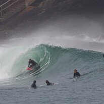 P3JU0447-20261022-0938-Fotos-Surf-Mundaka-olasdebizkaia Fotos Surf y Bodyboard en Mundaka, Bizkaia, Euskadi. Olas de uno a dos metros de altura con viento sur y marea subiendo, ofreciendo muchos tubos tamaños de...