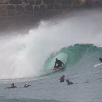 P3JU0466-20261022-0938-Fotos-Surf-Mundaka-olasdebizkaia Fotos Surf y Bodyboard en Mundaka, Bizkaia, Euskadi. Olas de uno a dos metros de altura con viento sur y marea subiendo, ofreciendo muchos tubos tamaños de...