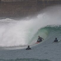 P3JU0491-20261022-0938-Fotos-Surf-Mundaka-olasdebizkaia Fotos Surf y Bodyboard en Mundaka, Bizkaia, Euskadi. Olas de uno a dos metros de altura con viento sur y marea subiendo, ofreciendo muchos tubos tamaños de...