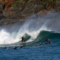 P3JU4281-20261024-1037-Video-Surf-Mundaka-olasdebizkaia Fotos Surf y Bodyboard en Mundaka, Bizkaia, Euskadi. Olas de uno a dos metros de altura con viento sur y marea subiendo, Sesion de pocas secciones tuberas....