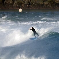 P3JU4404-20261024-1039-Video-Surf-Mundaka-olasdebizkaia Fotos Surf y Bodyboard en Mundaka, Bizkaia, Euskadi. Olas de uno a dos metros de altura con viento sur y marea subiendo, Sesion de pocas secciones tuberas....
