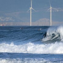 P3JU3108-260519-fotos-surf-sopela-bizkaia-Arrietara Surfista surfeando una ola en la playa del Peñón, Arrietara en Sopelana, Sopela, Bizkaia.